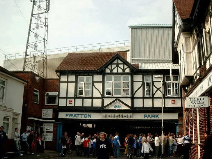 Lối vào chính của sân vận động Fratton Park, chào đón người hâm mộ