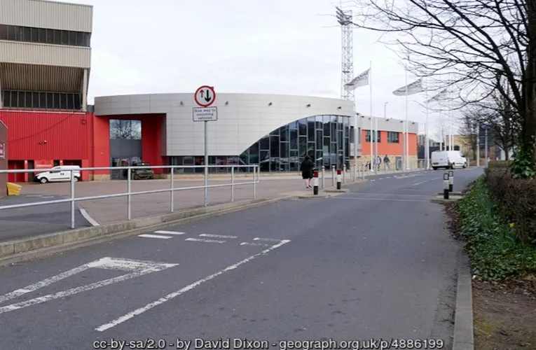 Lối vào chính của sân vận động Gateshead International, kiến trúc hiện đại
