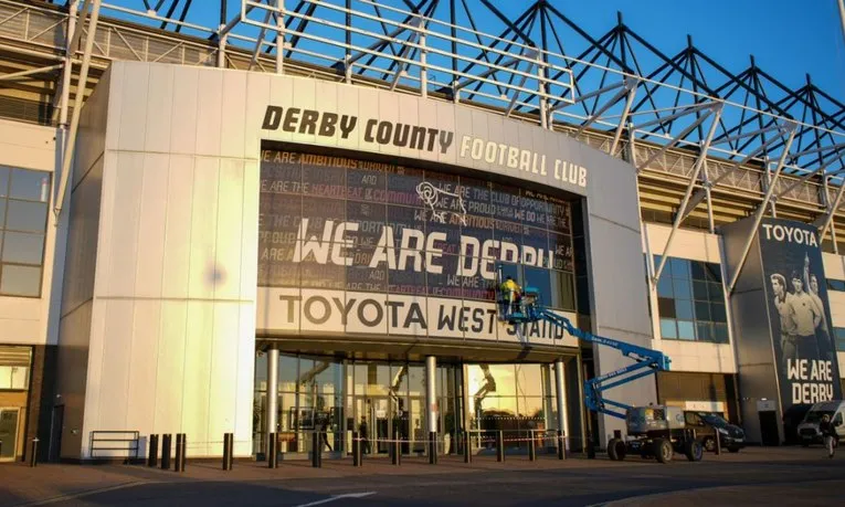 Lối vào chính của sân vận động Pride Park, nơi chào đón người hâm mộ