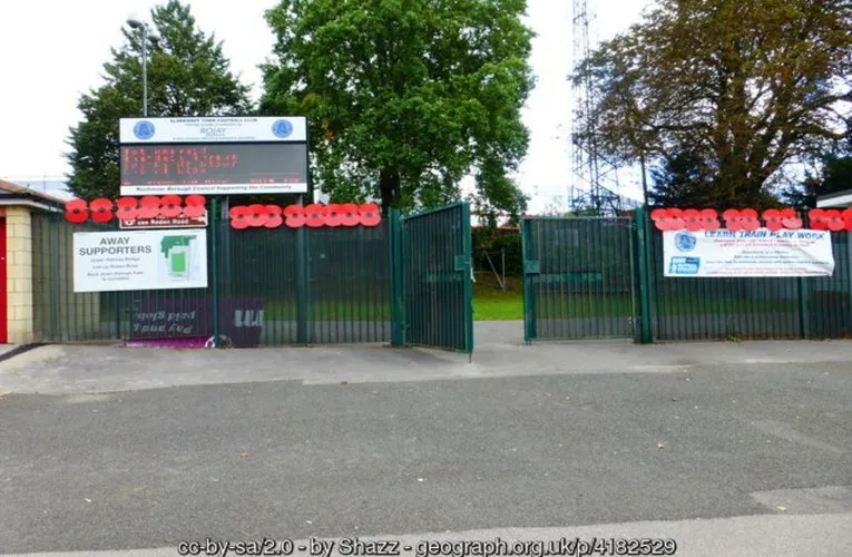 Lối vào chính của sân vận động Recreation Ground Aldershot Town, thể hiện kiến trúc đặc trưng và sự tiếp đón người hâm mộ