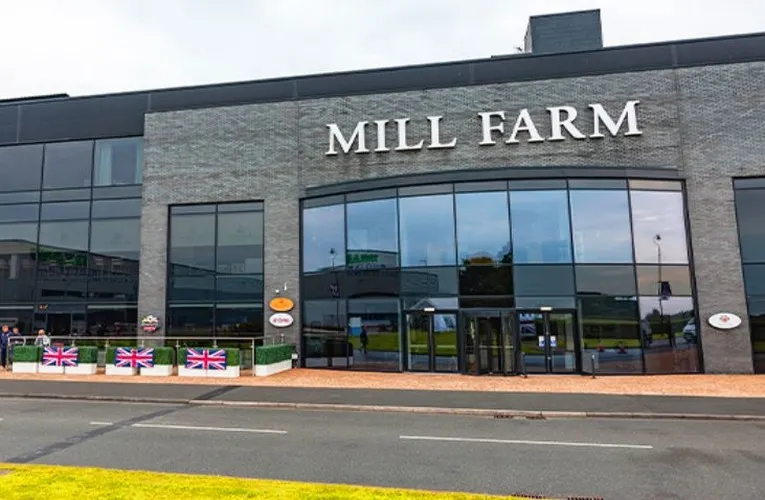 Lối vào chính sân Mill Farm Stadium, chào đón người hâm mộ AFC Fylde