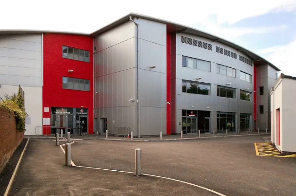 Lối vào chính sân vận động Highbury, sân nhà của câu lạc bộ Fleetwood Town.