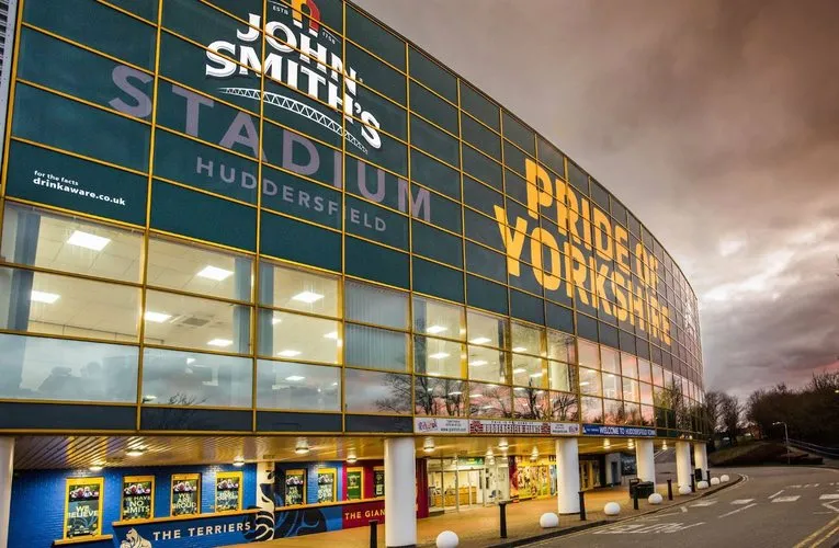 Lối vào chính sân vận động John Smith's, kiến trúc hiện đại