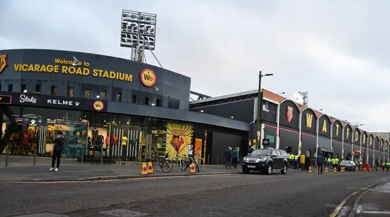 Lối vào chính và cửa hàng lưu niệm của sân vận động Vicarage Road
