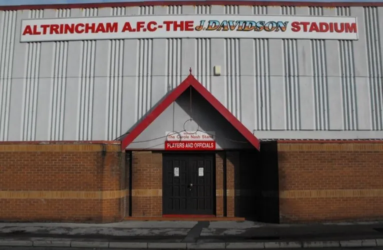 Lối vào dành cho cầu thủ tại sân Moss Lane của câu lạc bộ Altrincham FC