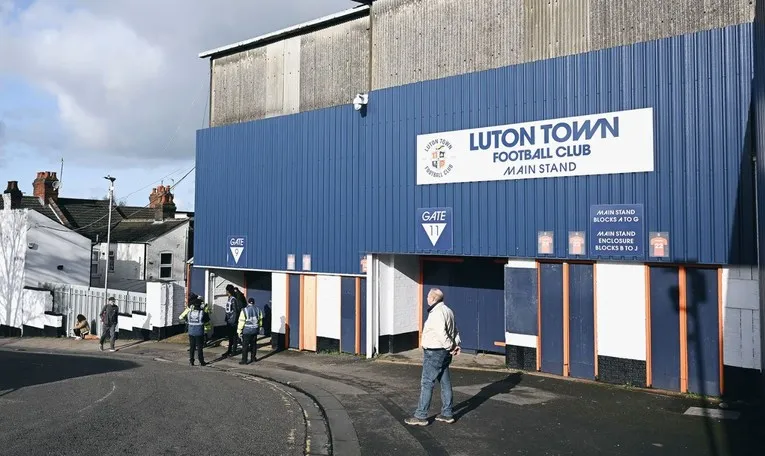 Lối vào khán đài chính Main Stand tại sân Kenilworth Road, thể hiện nét kiến trúc đặc trưng và lịch sử của sân nhà Luton Town.