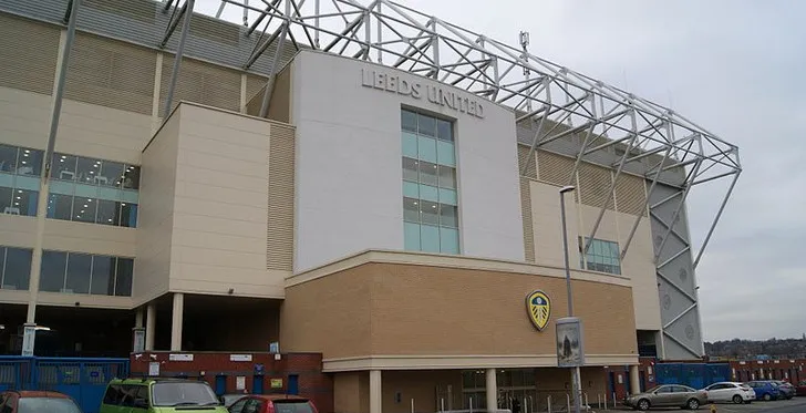 Mặt ngoài khán đài phía Đông (The East Stand) của Elland Road