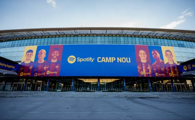 Mặt ngoài sân Camp Nou, với kiến trúc hiện đại và lối vào chính