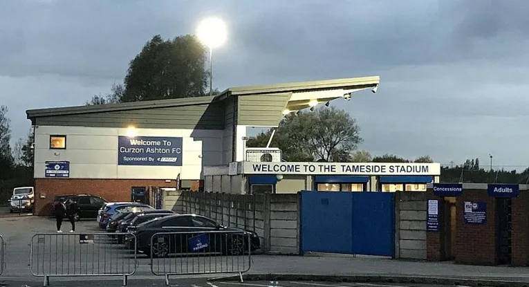 Mặt ngoài Sân Tameside Ashton