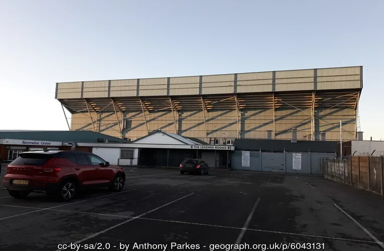 Mặt ngoài sân vận động Prenton Park, kiến trúc cổ kính của sân nhà Tranmere Rovers