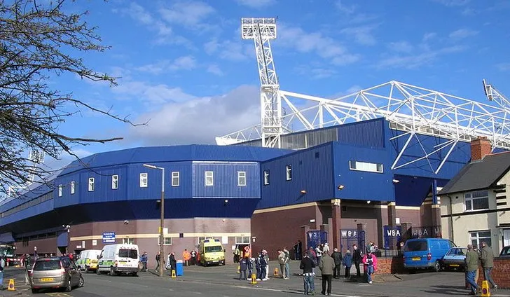 Mặt ngoài sân vận động The Hawthorns với kiến trúc đặc trưng.