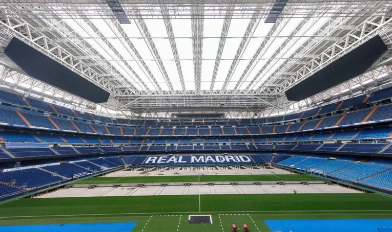 Mặt sân cỏ Santiago Bernabéu được bảo trì tỉ mỉ, sẵn sàng cho các trận đấu đỉnh cao của Real Madrid.