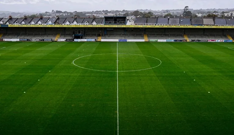 Mặt sân cỏ tự nhiên của Plainmoor Stadium Torquay