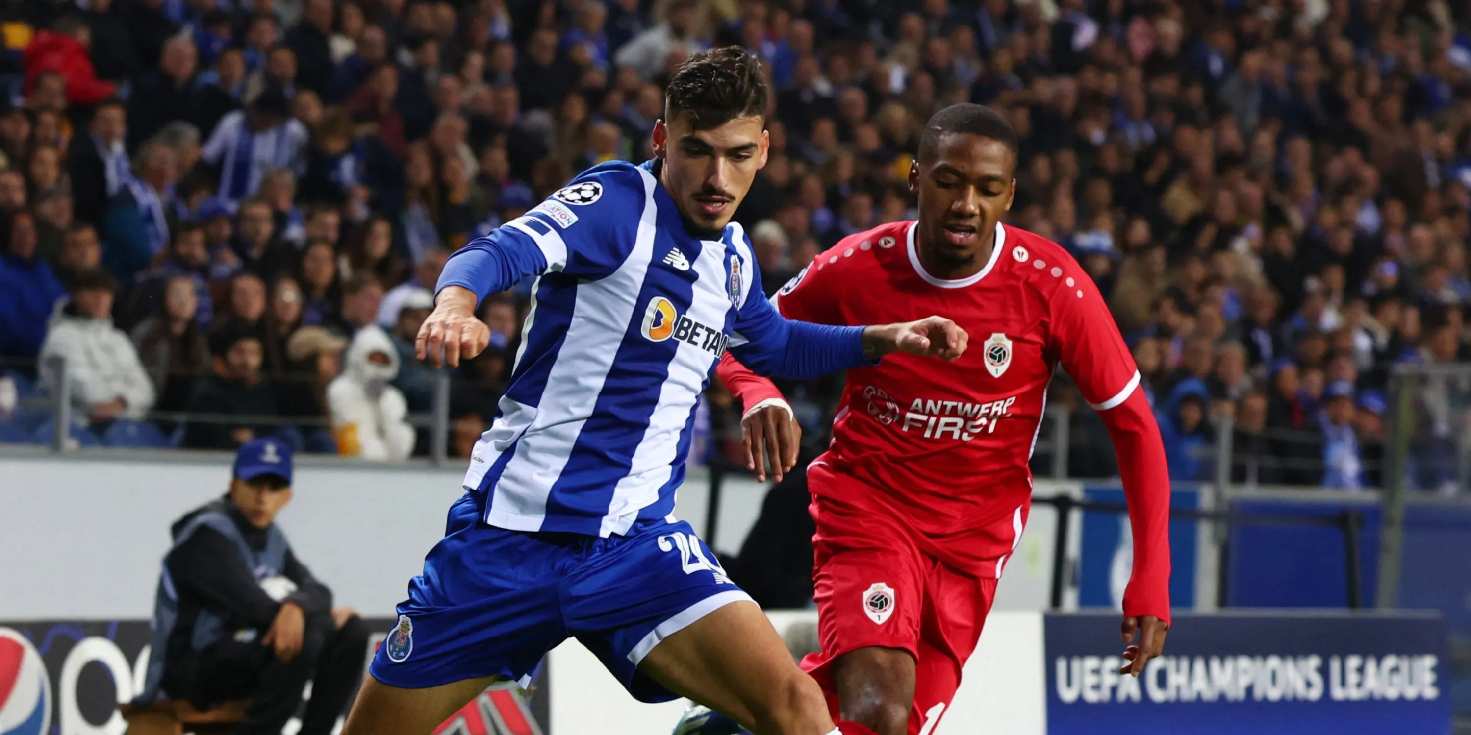 Michel-Ange Balikwisha trong màu áo Royal Antwerp tại Champions League