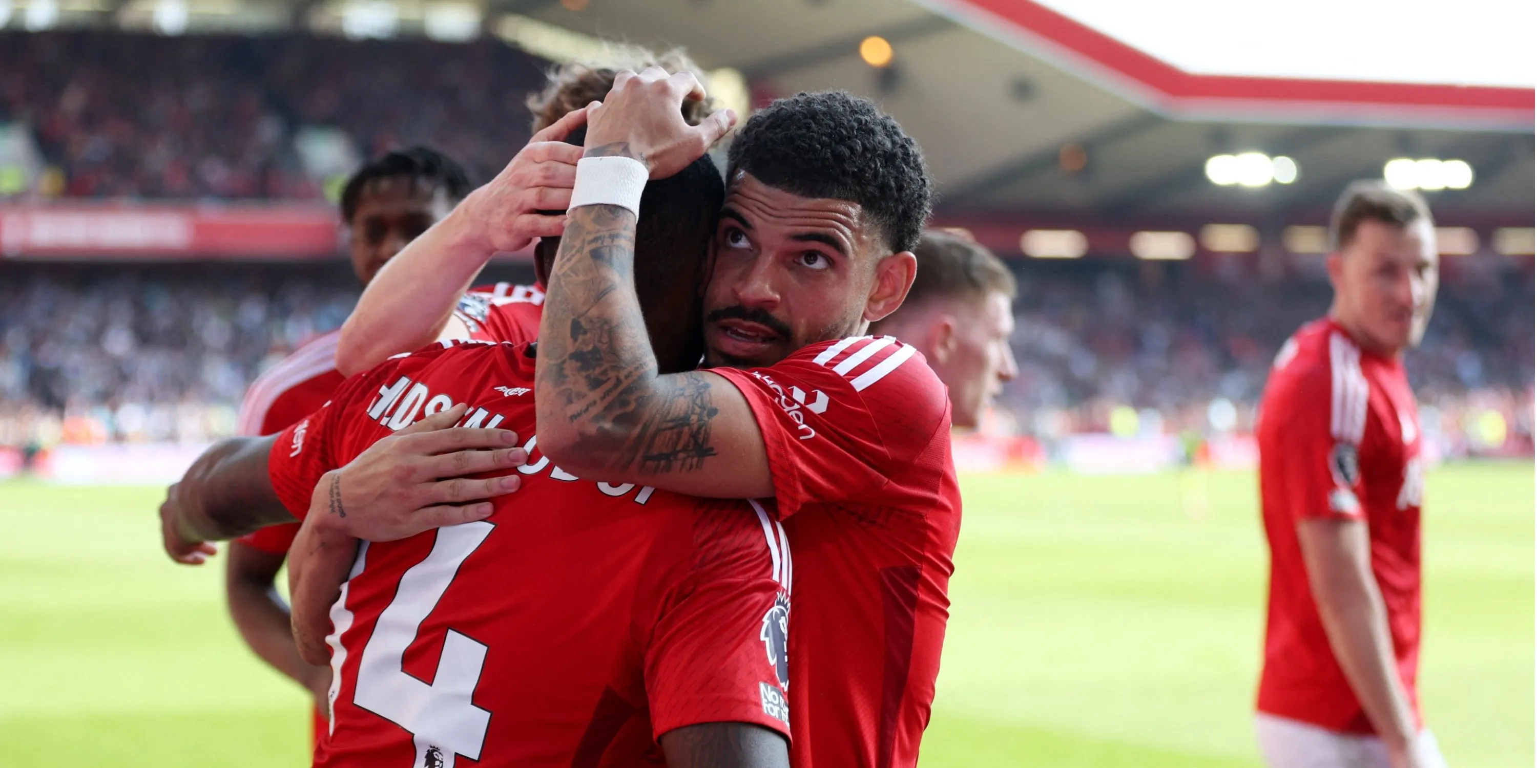 Morgan Gibbs-White và Callum Hudson-Odoi trong trận đấu của Nottingham Forest