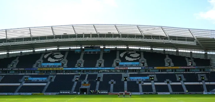 Một góc khán đài cụ thể tại sân MKM Stadium, với hàng ghế trống trải, cho thấy cấu trúc và thiết kế ghế ngồi.