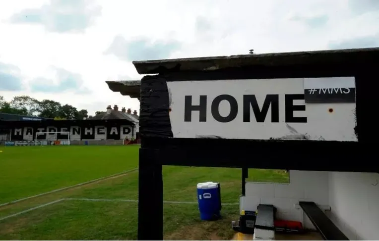 Một góc khán đài sân York Road của Maidenhead United, minh chứng cho sự lâu đời