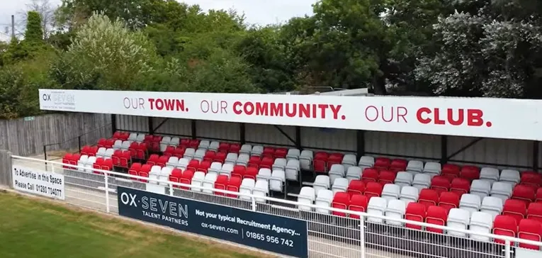 Một khán đài có mái che tại St James Park Brackley, mang lại sự tiện nghi cho cổ động viên.