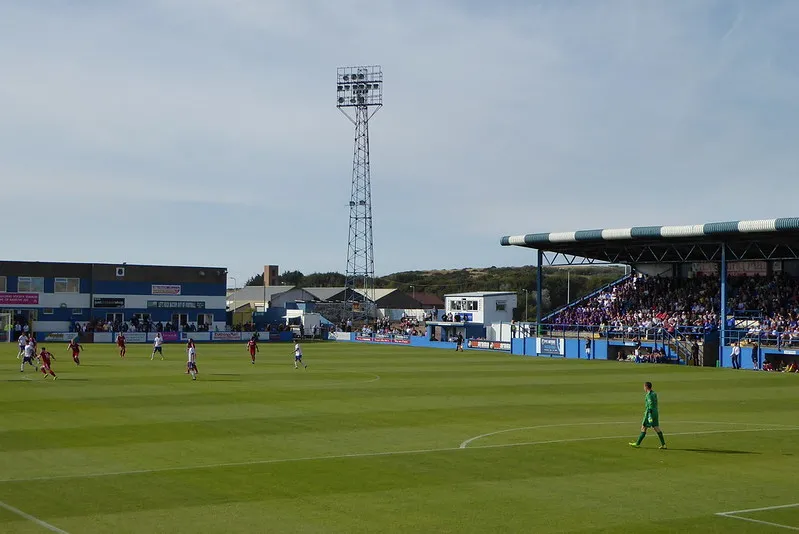 Một pha bóng trên sân Holker Street trong trận đấu của Barrow AFC, sân nhà The Bluebirds