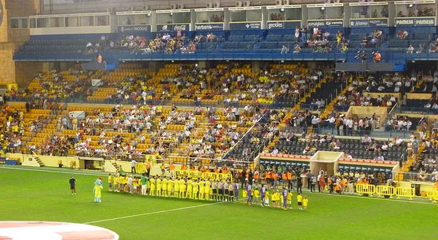 Một pha tranh bóng trong trận đấu giữa Villarreal và Fiorentina tại sân El Madrigal.