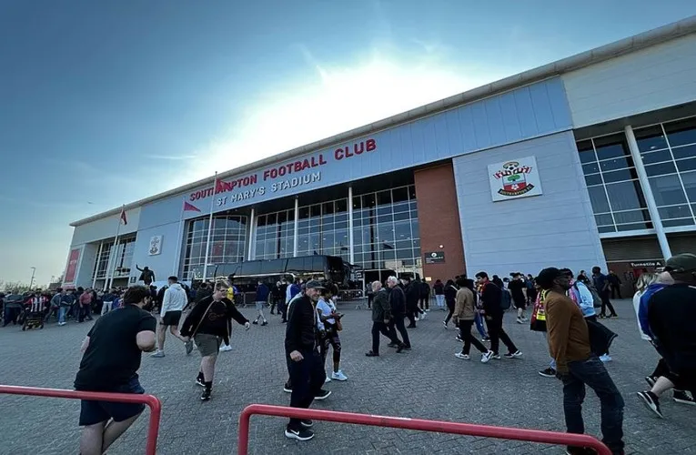 Người hâm mộ câu lạc bộ Southampton tập trung đông đảo bên ngoài sân vận động St. Mary's trước giờ bóng lăn, tạo nên không khí sôi động.