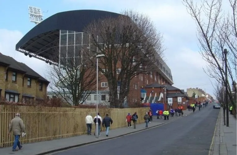 Người hâm mộ Crystal Palace đổ về sân Selhurst Park trong ngày diễn ra trận đấu
