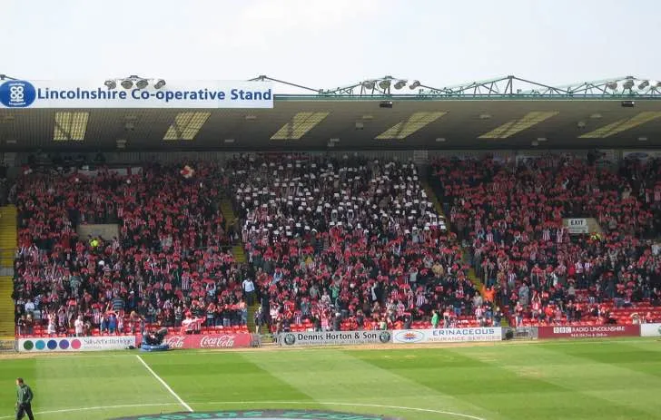 Người hâm mộ Lincoln City tạo hình ảnh cổ vũ tại Sincil Bank