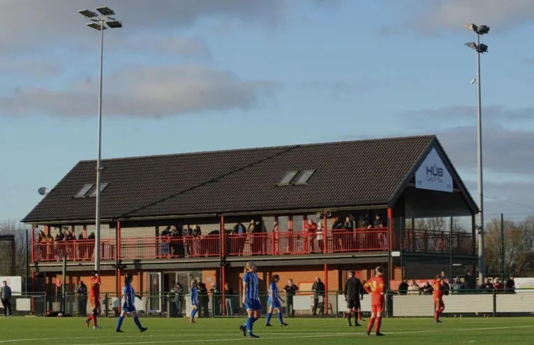 Người hâm mộ Needham Market FC đang theo dõi trận đấu từ khán đài, phản ánh không khí cộng đồng tại các giải bóng đá nghiệp dư ở Anh