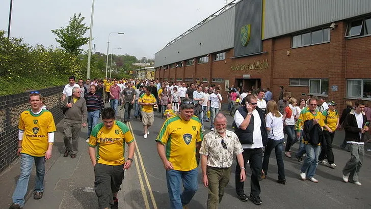 Người hâm mộ Norwich City di chuyển đến sân Carrow Road trước trận đấu