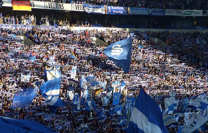Người hâm mộ Schalke 04 cuồng nhiệt với cờ và băng rôn tại Veltins-Arena.