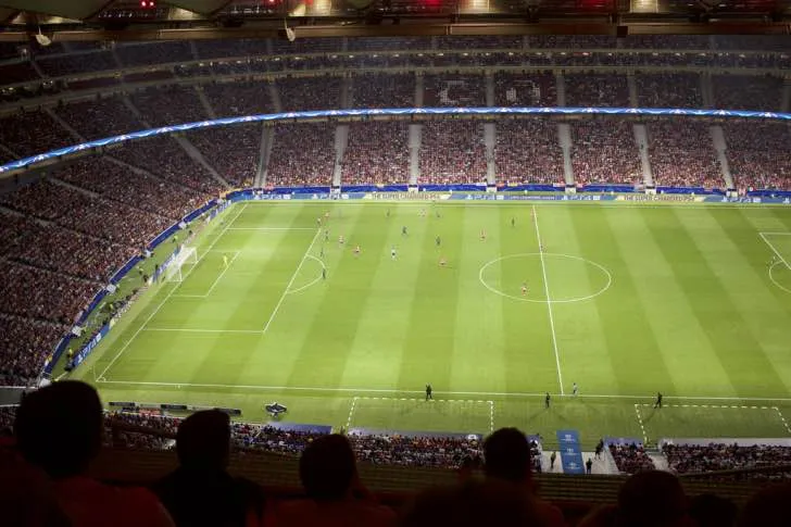 Người hâm mộ trên khán đài sân Estadio Metropolitano trong một trận đấu của Atletico Madrid