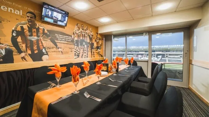 Nội thất khu vực phòng VIP (Executive Box) tại sân vận động MKM, thể hiện dịch vụ khách sạn cao cấp.