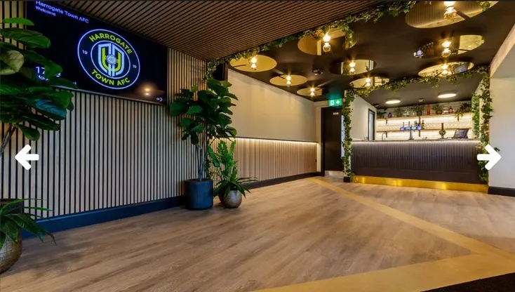 Phòng chờ dịch vụ khách sạn VIP (Hospitality Suite) tại sân EnviroVent Stadium của Harrogate Town, được thiết kế hiện đại và tiện nghi