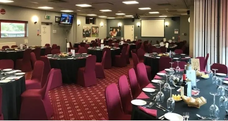 Phòng tiếp khách (hospitality box) Mayo Wynne Baxtor tại sân Broadfield, Crawley Town