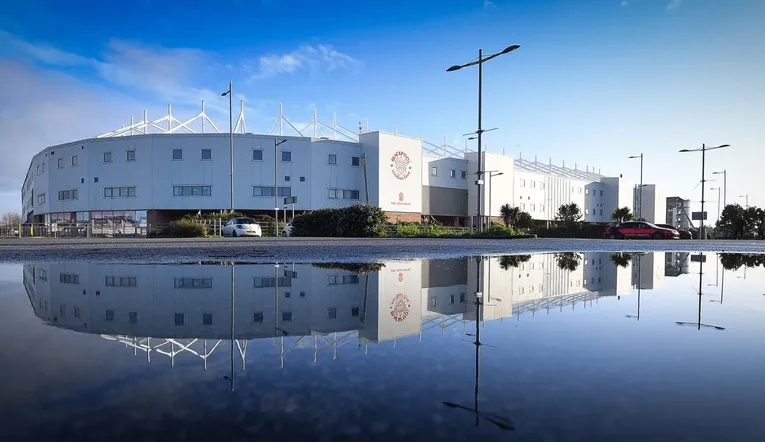 Quang cảnh bên ngoài sân Bloomfield Road