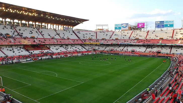 Quang cảnh khán đài chính và khu vực Gol Norte sôi động của sân Ramón Sánchez Pizjuán.