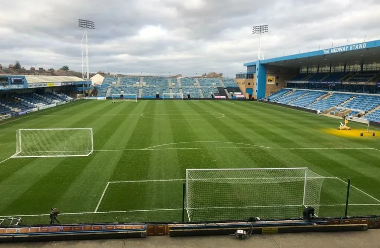 Quang cảnh mặt sân Priestfield Stadium được chăm sóc tỉ mỉ, sẵn sàng cho các trận cầu đỉnh cao của Gillingham FC
