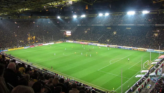 Quang cảnh sân vận động nhìn từ các hàng ghế khán giả của Westfalenstadion
