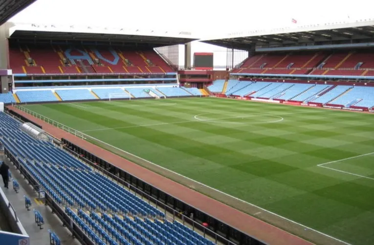 Quang cảnh tổng thể các khán đài tại sân vận động Villa Park