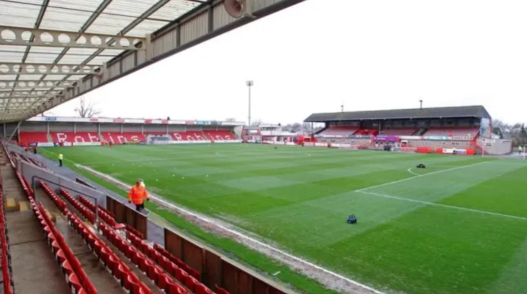 Quang cảnh từ khán đài có ghế ngồi tại sân nhà của Cheltenham Town FC