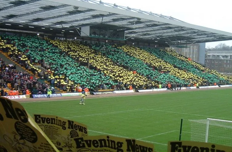 Sân Carrow Road trong ngày thi đấu với khán đài đông kín người hâm mộ
