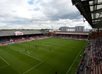 Sân vận động Brisbane Road nhìn từ góc rộng, sân nhà của Leyton Orient