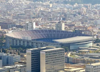 Sân vận động Camp Nou từ góc nhìn toàn cảnh, thể hiện kiến trúc vĩ đại và sức chứa khổng lồ