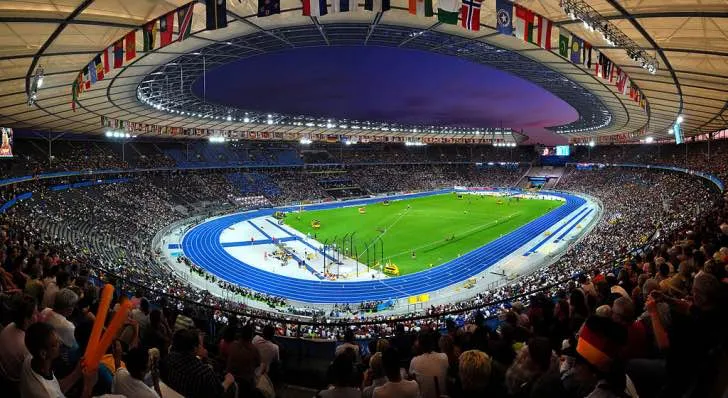 Sân vận động Olympiastadion Berlin về đêm rực rỡ ánh đèn