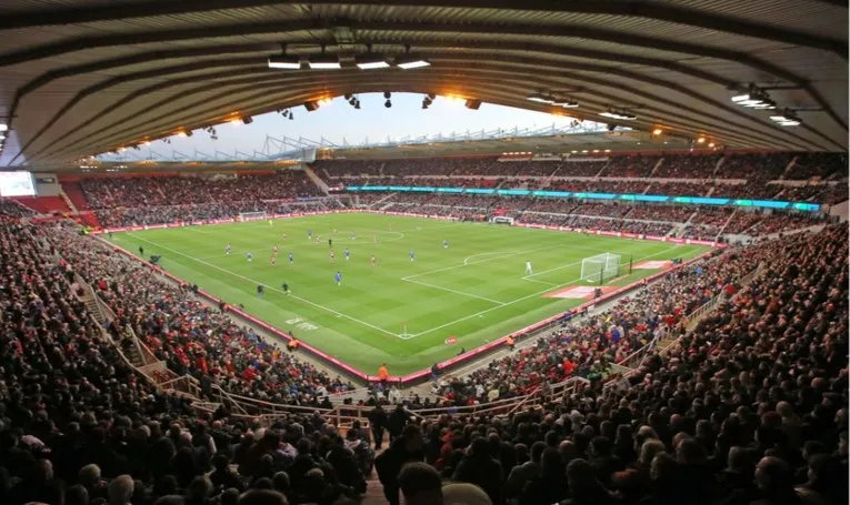Sân vận động Riverside Middlesbrough trong ngày thi đấu với khán đài đông kín người hâm mộ
