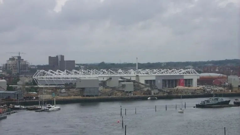Sân vận động St. Mary's của Southampton nhìn từ bờ sông Itchen, với hình ảnh phản chiếu lung linh trên mặt nước.