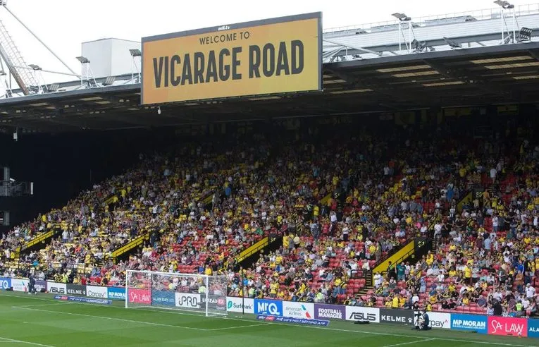 Sân vận động Vicarage Road rực rỡ trong ngày diễn ra trận đấu của Watford