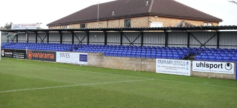 Sơ đồ bố trí chỗ ngồi và các khu vực khán đài tại sân vận động Hardenhuish Park của Chippenham Town FC