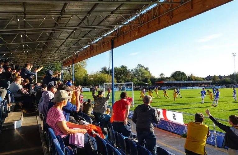 Sơ đồ tổng thể và khu vực chỗ ngồi tại sân vận động Grosvenor Vale của Wealdstone FC