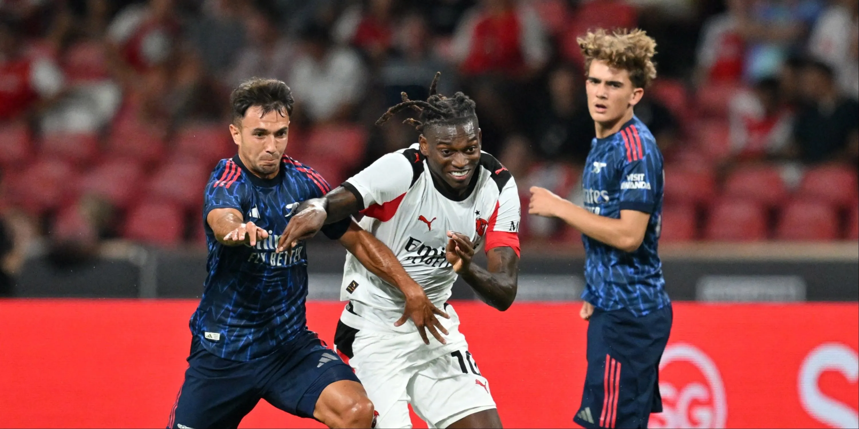 Tài năng trẻ Max Dowman của Arsenal tranh chấp bóng với Rafael Leao trong trận giao hữu